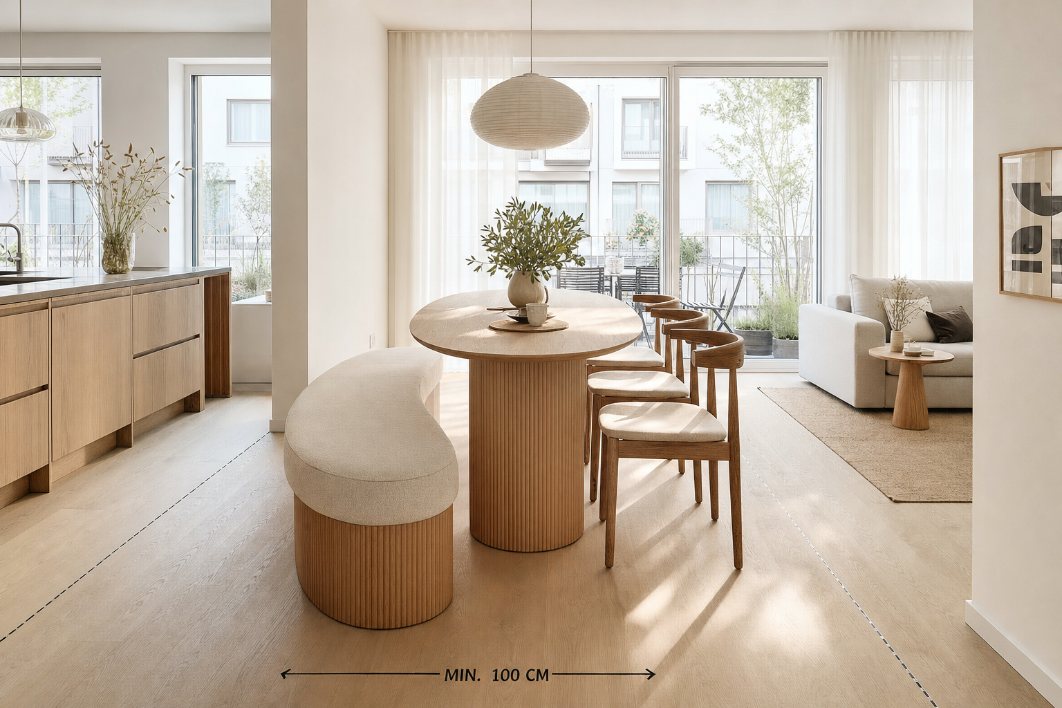 Ovale eetkamerbank met ovale eettafel in ruime eetkamer